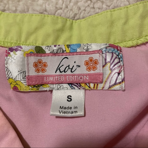 Koi pink bee/floral scrub top - Picture 8 of 8